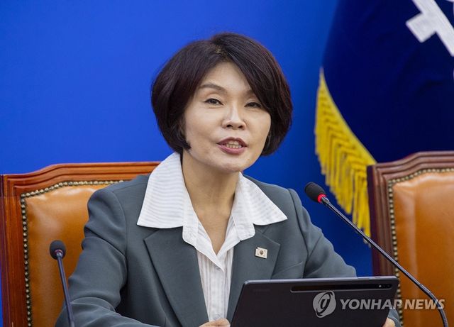 정책조정회의에서 발언하는 한정애 정책위의장