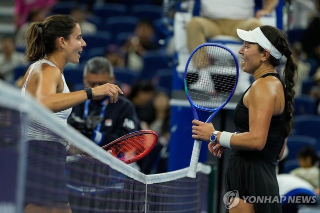경기를 마치고 인사하는 나바로(왼쪽)와 페굴라
