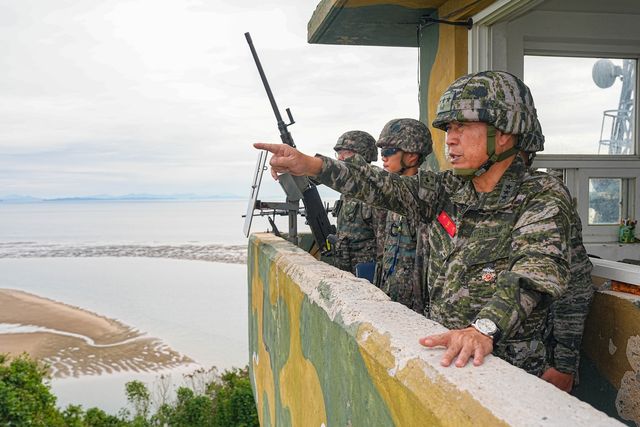 주일석 해병대사령관이 4일 서해 NLL 최전방 우도경비대 초소에서 전방지역을 확인하고 있다. [해병대사령부 제공. 재판매 및 DB 금지]