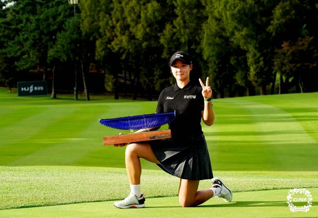 우승 트로피를 들고 2승을 알리는 김민솔.