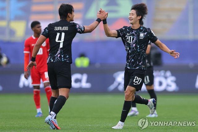 헤더 결승 골을 터트린 신민하(오른쪽)가 함선우와 세리머니 하고 있다.