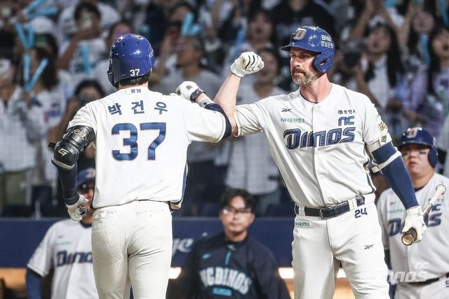 NC 박건우(왼쪽)와 데이비슨