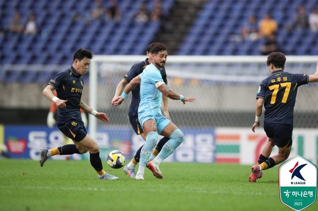 대구 세징야를 막으려는 광주 선수들.