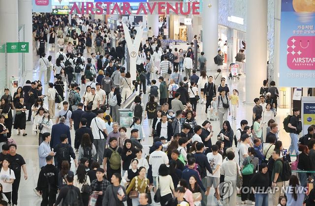 추석 연휴 첫날, 붐비는 인천공항