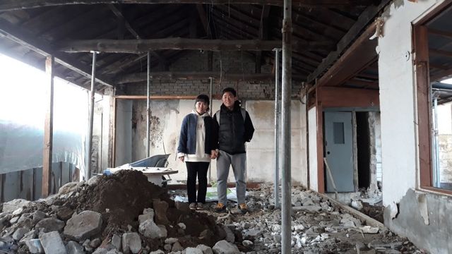 빈집에 선 이상창 대표(오른쪽)와 그의 아내 세은씨