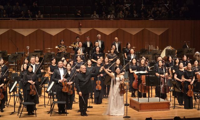 관객에게 인사하는 김봄소리