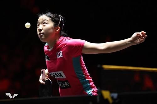 서브 넣는 신유빈