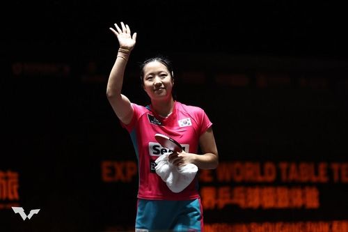 WTT 중국 스매시 경기에 출전해 손 흔드는 신유빈