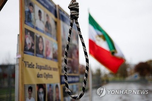 이란 사형제도를 비판하는 시위에 등장한 올가미(2024.11.24.) 기사와 직접 관련 없음 [EPA=연합뉴스 자료사진. 재판매 및 DB 금지]