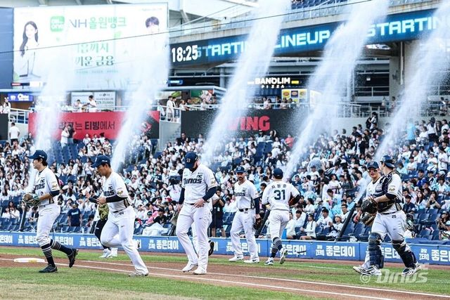 NC 선수단의 경기장 입장 모습. 