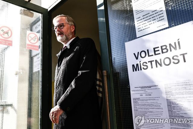 투표하고 나오는 페트르 피알라 총리