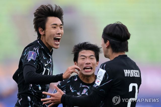 선제골 넣고 동료들과 기쁨을 나누는 김현민(왼쪽).