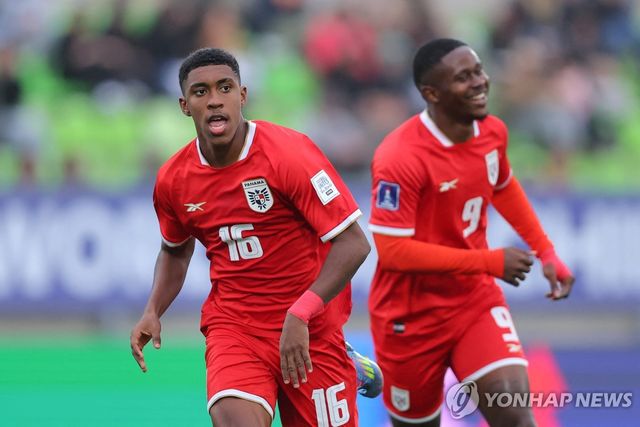 동점골을 넣고 기뻐하는 파나마의 케빈 왈데르(왼쪽),