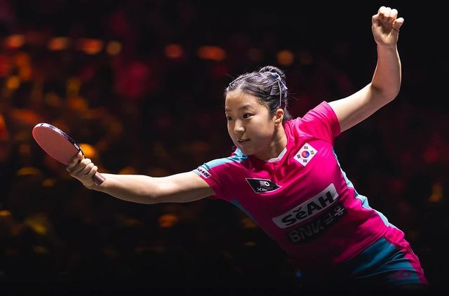 백핸드 공격하는 신유빈