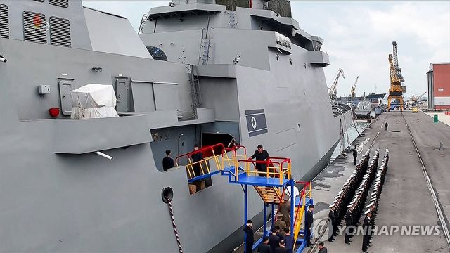 김정은, 구축함 최현호 방문