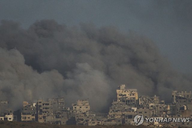 5일 가자지구 폭격으로 발생한 포연