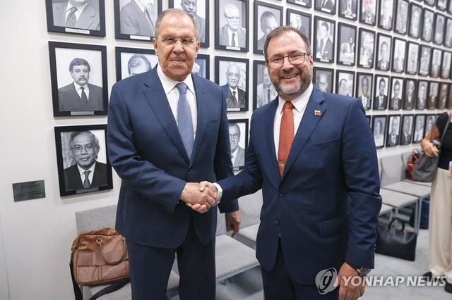 지난달 UN본부에서 만나 악수하는 러시아 외무장관(왼쪽)과 베네수엘라 외교장관