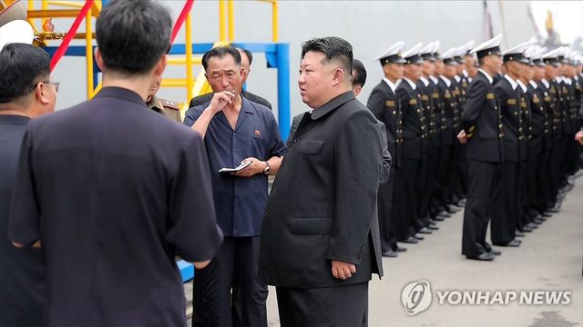 김정은, 구축함 최현호 방문