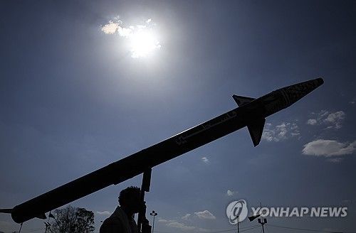 예멘 친이란 반군 후티 지지자가 들고 있는 모형 미사일