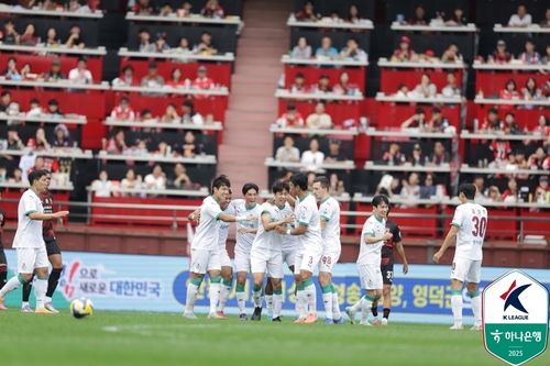 득점을 축하받는 대전하나시티즌의 마사