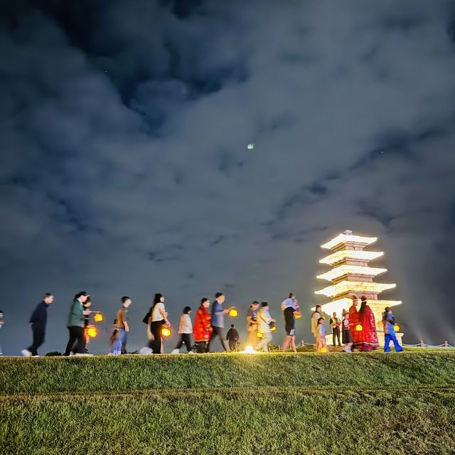 왕궁 5층 석탑 도는 참가자들