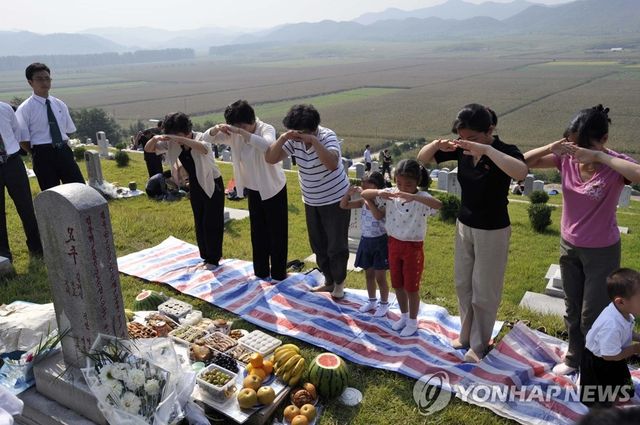 추석 성묘하는 북한 주민들