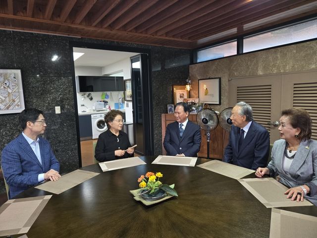 권양숙 여사와 환담하는 권노갑 김대중재단 이사장