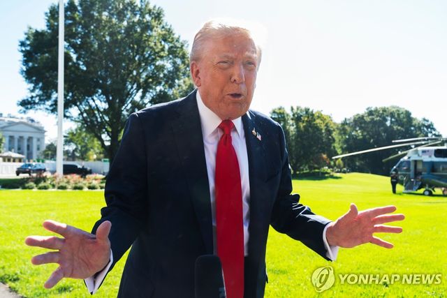 해군 행사 참석 위해 백악관 떠나는 트럼프 대통령