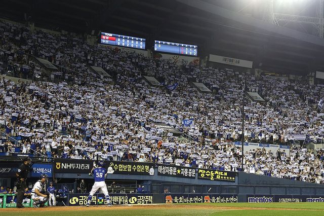 경기장을 가득 메운 야구장 관중석 전경. 