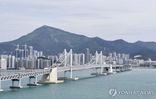 해운대 장산과 광안대교