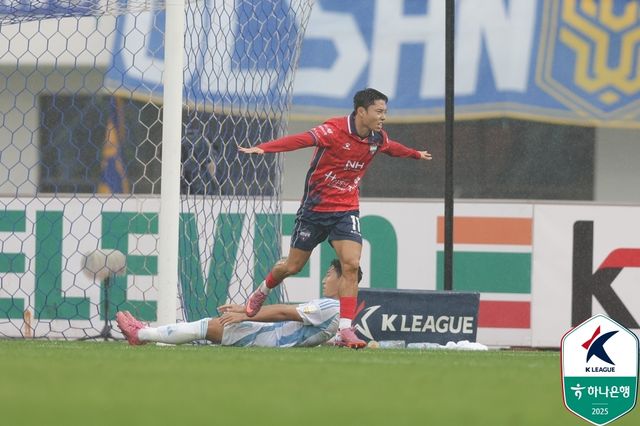 골세리머니를 펼치는 김천 상무 이동준