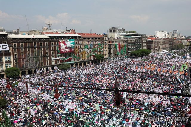5일(현지시간) 대통령 연설장 가득 메운 멕시코 주민
