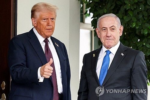 네타냐후 이스라엘 총리와 함께 선 트럼프 미국 대통령(왼쪽)