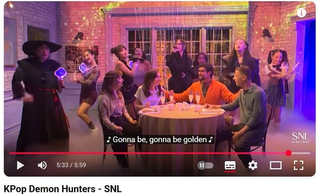 케데헌 헌트릭스 노래 부른 가수 3인이 미국 'SNL'에 출연한 모습