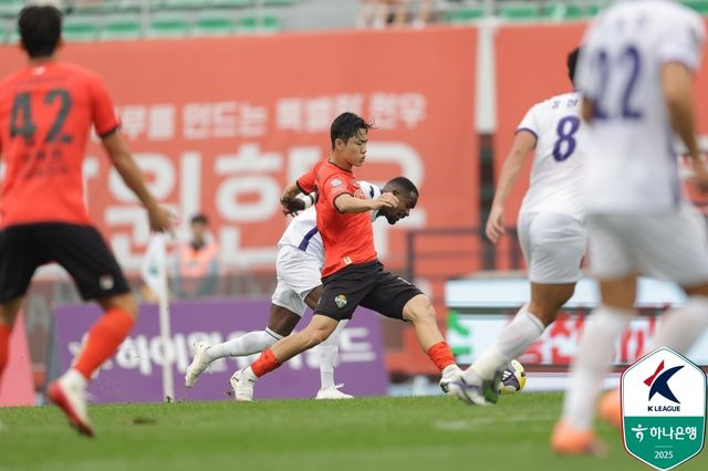 강원과 안양의 경기 장면