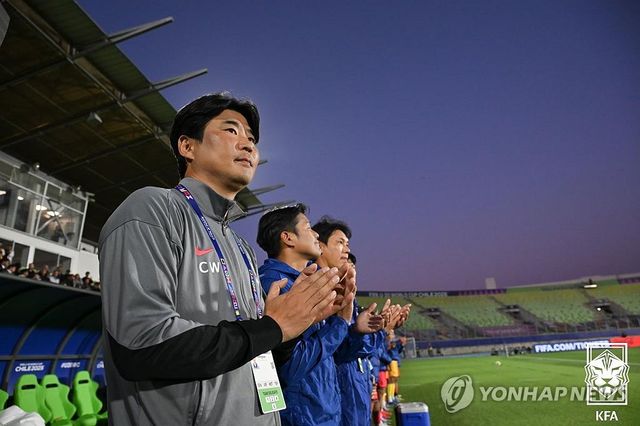 경기장 바라보는 이창원 감독