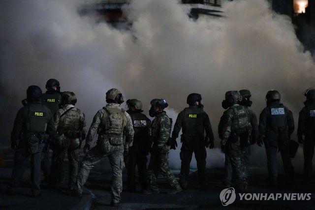 4일 미 오리건주 포틀랜드의 이민단속 반대 시위 진압 현장
