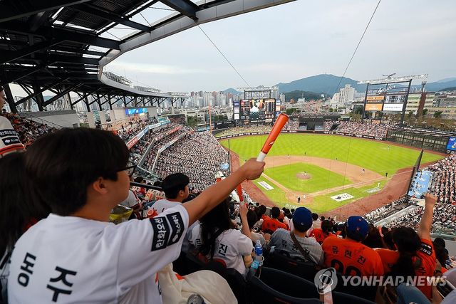 프로야구, 국내 최초 1천200만 관중 돌파