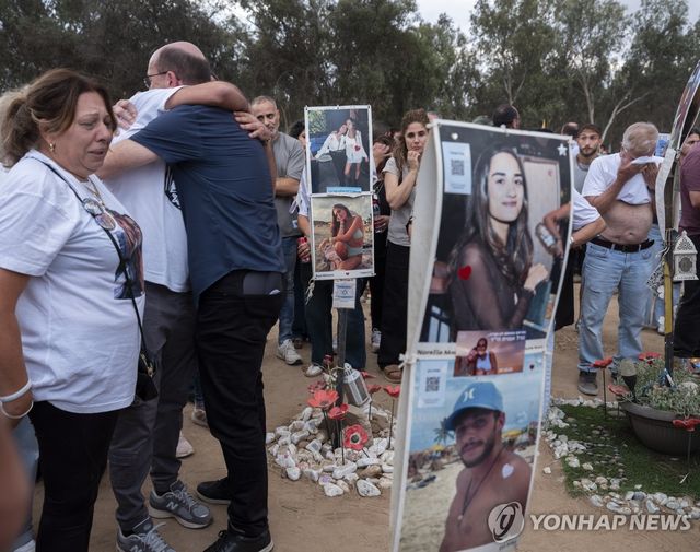 하마스가 민간인 300여명을 살해한 음악축제 현장에 모인 가족과 추모객들