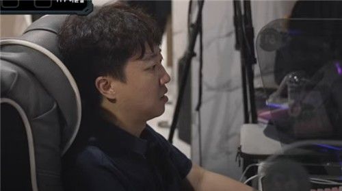 '스타정치인' 스타크래프트 하는 개혁신당 이준석 대표