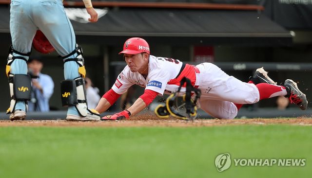 슬라이딩 시도하는 서건창