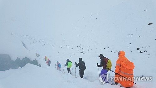 캠프장 빠져나가는 등반객들