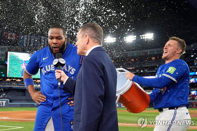 인터뷰하는 토론토 블라디미르 게레로 주니어(왼쪽)