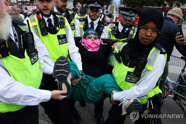 4일 런던 도심에서 열린 친팔레스타인 단체 지지 시위