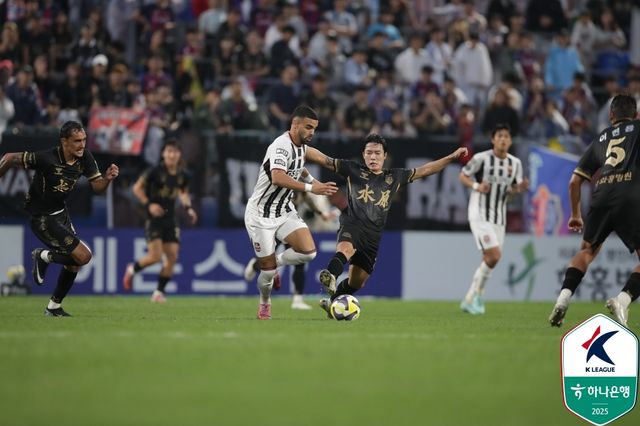 접전을 펼치는 서울과 수원FC