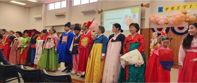 'K-페스티벌'서 한복 입고 인사하는 와이카토 한인들