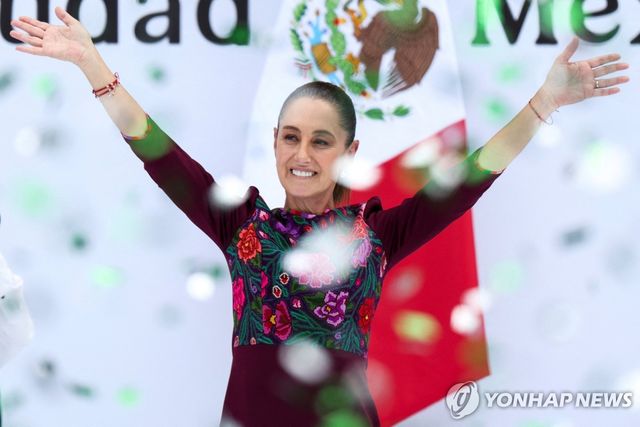 5일(현지시간) 대국민 연설 후 인사하는 멕시코 대통령