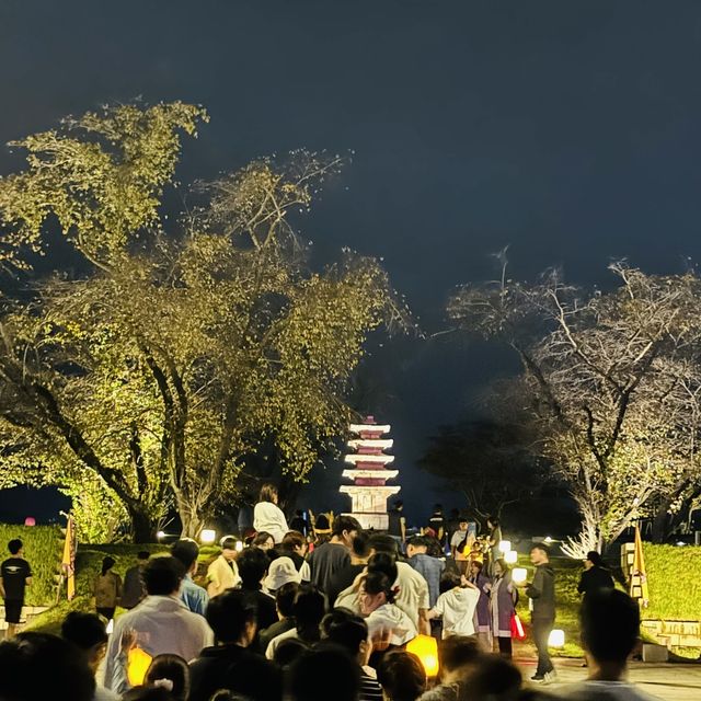 왕궁터 거니는 축제 참가자들