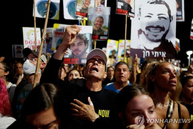 이스라엘 텔아비브에서 인질 즉각 석방 요구하는 시위대