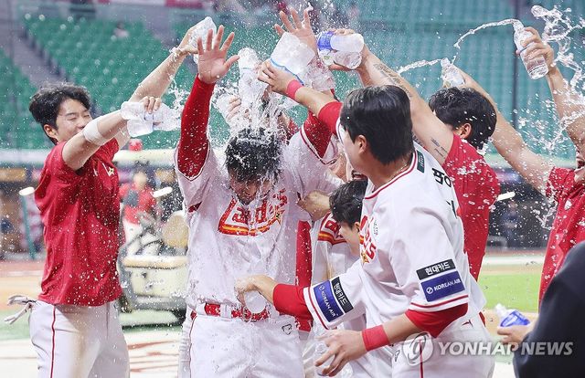 500홈런 달성, 축하 물세례 받는 최정